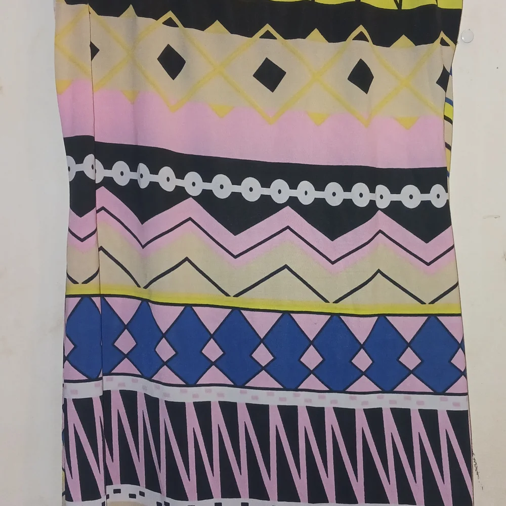 Geometric Dress with keyhole Back - Picture 3 of 5